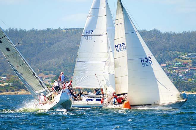 Close racing in the Centennial Lipton Trophy race © Dane Lojek